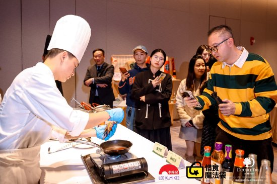 图：李锦记希望厨师黄文辉演示哈密瓜皮的妙用