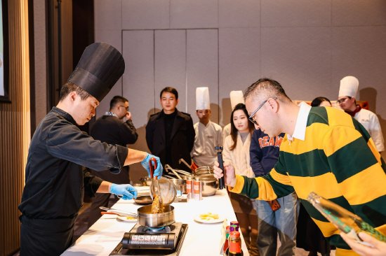 图：成都兴隆湖润扬希尔顿逸林酒店中餐行政总厨林明华演示香菜根的边角料妙用