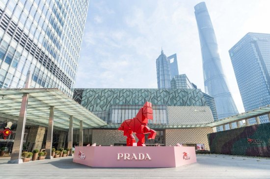 Prada于成都揭幕三角赤马装置 欢庆2026农历新年