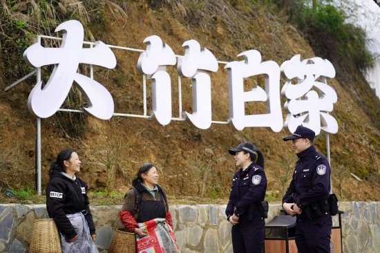 与茶农亲切交流