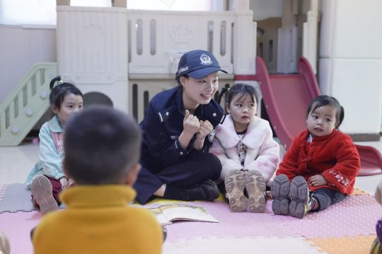 警花妈妈在“留守儿童关爱服务阵地”照顾小朋友