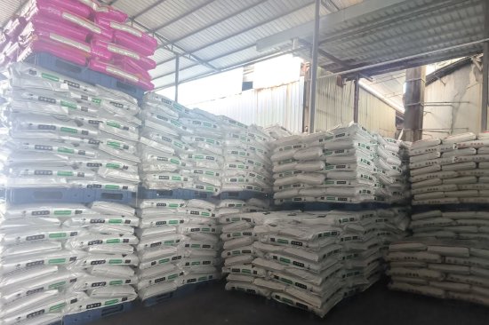 图为农行达川支行支持企业生产的复合肥