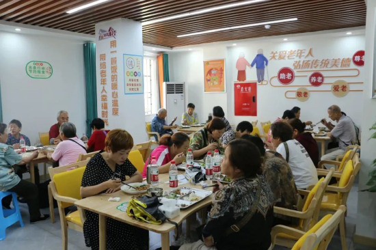 老年人就餐的场景