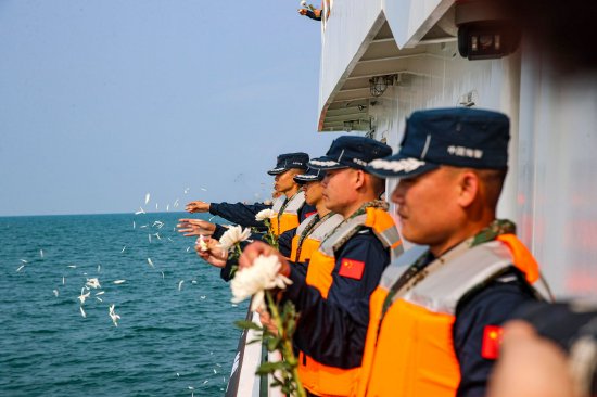 清明节前夕，战友们在海上举行谯禾林烈士吊唁活动