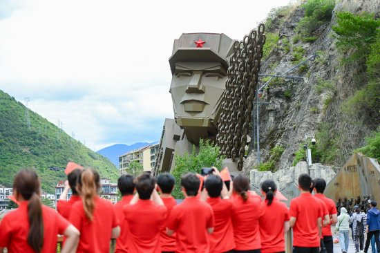青年代表沿勇士路徒步（活动主办方供图）