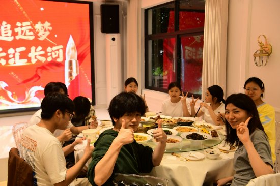考生在统一就餐点用餐