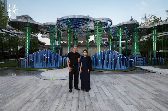 右起：太古地产中国内地零售业务总经理伍玉珊女士、汉威士中国体验营销总裁兼执行创意总监Romain Devisme