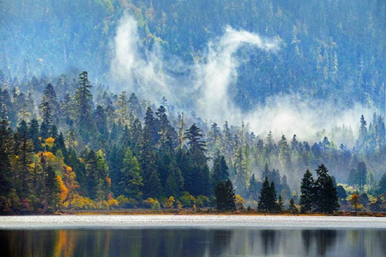 伍须海是国家级贡嘎山风景名胜区的重要组成部分,景区位于四川甘孜