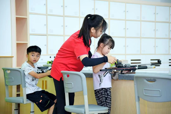 怎么也装不好弹，教练帮忙