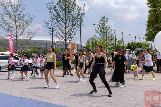 4月19日下午,成都東安湖體育公園內十分熱鬧,一系列活動陸續開展。