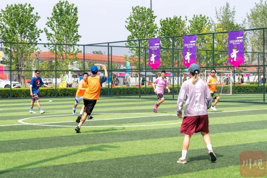4月19日下午,成都東安湖體育公園內十分熱鬧。