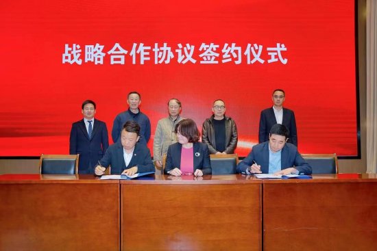工学团秘书长尹建羽(左)与红促会执行秘书长袁柳(中)签约