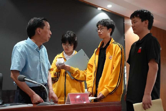 大咖教授走进双流艺体中学分享文学创作 学生:我还想听