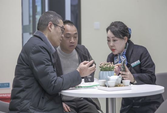 農行達州分行客戶經理指導客戶安裝使用天府信用通APP