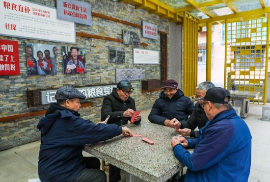 休闲娱乐的小区居民