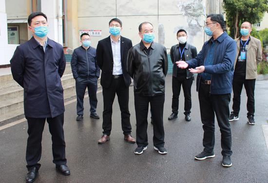 检查中,市教育体育局局长何朝阳强调,学校要对疫情防控,师生心理健康