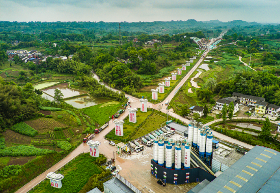 西达渝高铁建设现场（张靖摄）