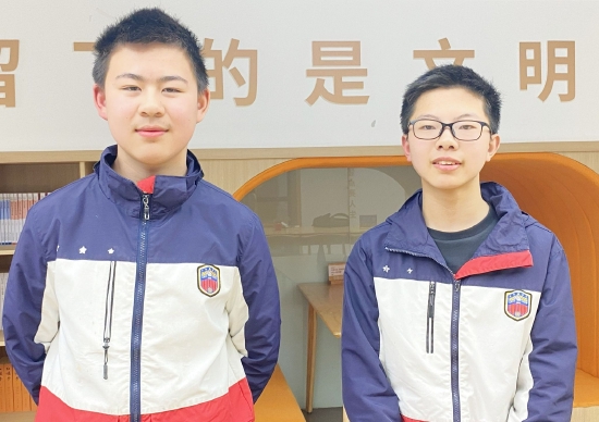 获全省一等奖的戴煜官(左)和雷智天同学