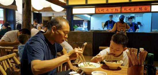 图为农业银行支持的大竹肉丁面馆正在营业