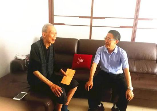 庞厚文（右一）看望慰问离休党员代表