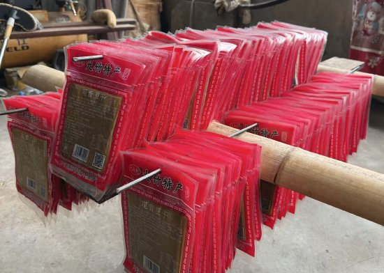 图为包装后的“大板豆干”成品
