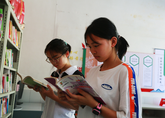 学生在农家书屋借阅图书