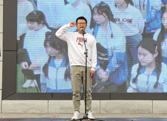 教师程志均代表裁判员宣誓