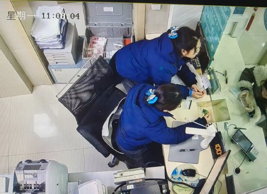图为农业银行万源支行营业部工作人员正在为杨女士提供金融帮助监控截图
