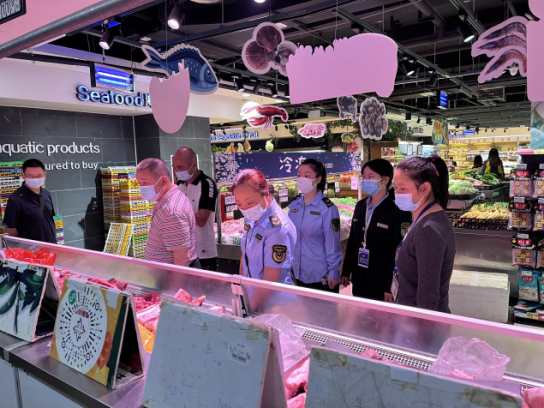 ▲市縣兩級市場監管部門在石棉縣商超檢查震后市場價格