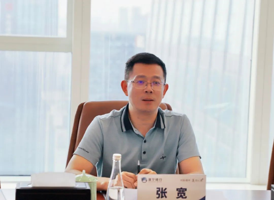 张宽在交流中表示,按照市委市政府"突破在新区"的目