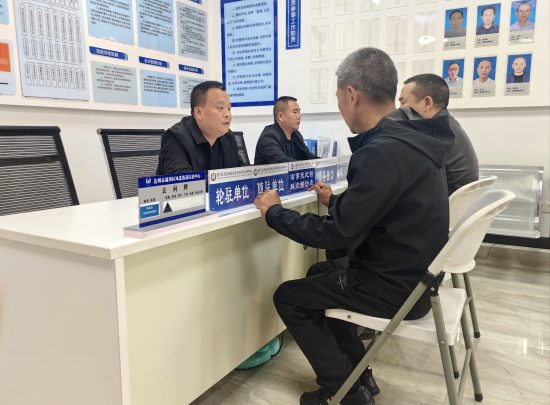 通川区凤北街道纪检监察干部在“一站式”接访窗口接待群众。（吴卓娥 摄）