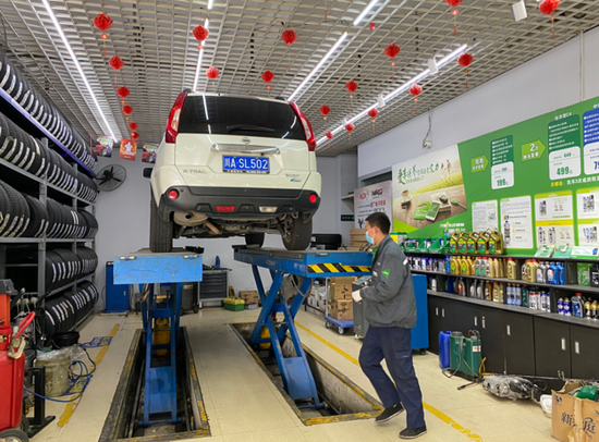 金堂汽车修理店正在为客户修理汽车