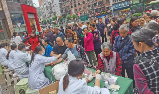 达川区翠屏街道石家湾社区举办"情暖母亲节 义诊送健康"活动