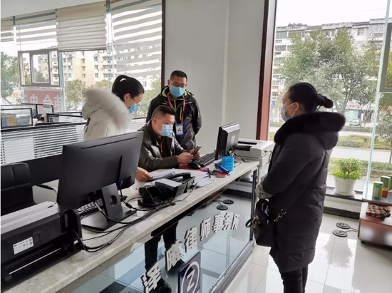 立案庭干警到诉讼服务站进行业务指导