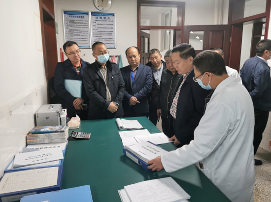 成都市应急管理局教育局领导到龙泉中学检查实验室安全