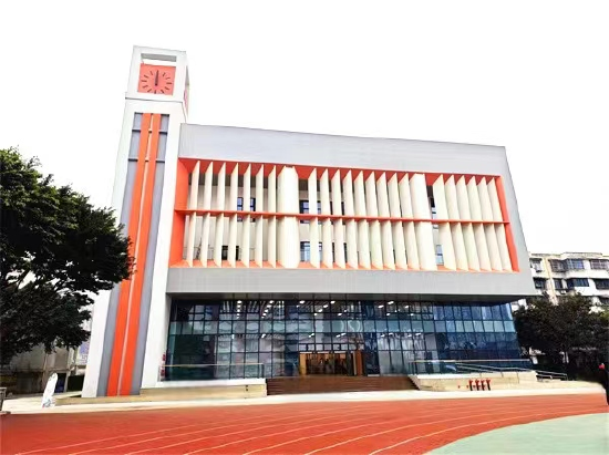 优秀校友传递力量体育馆投入使用成都铁中龙重开启新学期