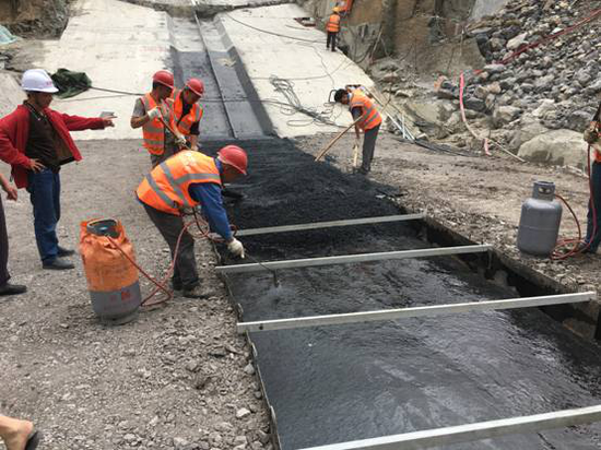 红鱼洞水库大坝沥青砼心墙开始填筑