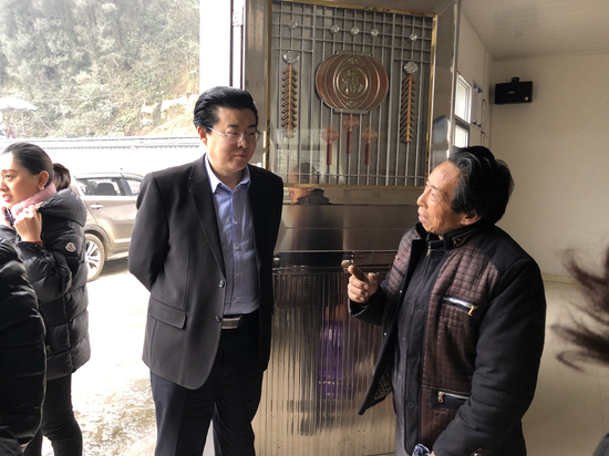 近日,巴中市卫生计生委佘晓东一行到恩阳区慰问计生失独家庭,送瘸党