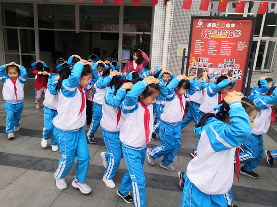 郫筒二小举行地震应急疏散演练