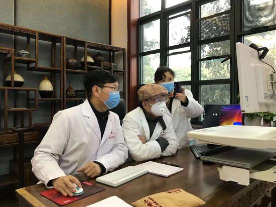 教授傅元谋,张之文工作室团队郑秀丽,金钊,王浩中及来自成都中医药