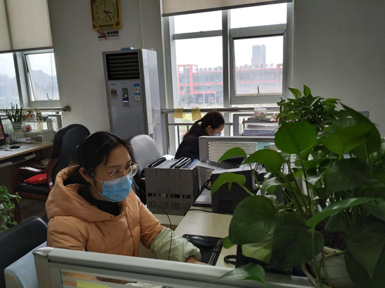 原来,来电人邱女士因工作需要,现在急需要把存放在蒲江县人社局的人事