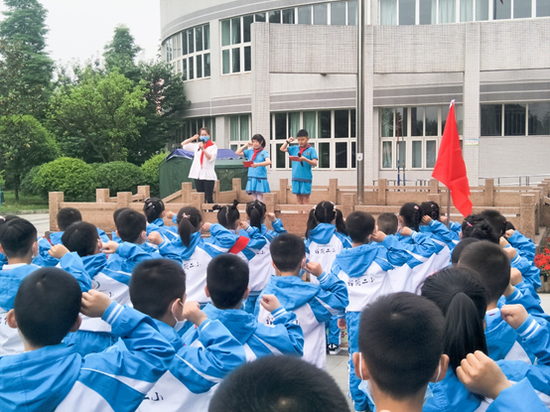 光荣我们是少先队员啦郫筒二小金花桥校区开展新队员入队仪式活动