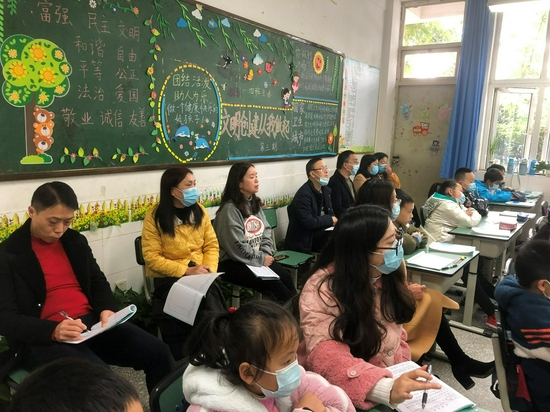 郫筒二小金花桥校区聚焦课堂关注新教师成长