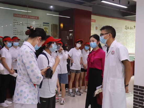 实践团中医学廖雨同学与中医院医师进行交流