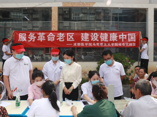 团队成员在民胜镇进行义诊
