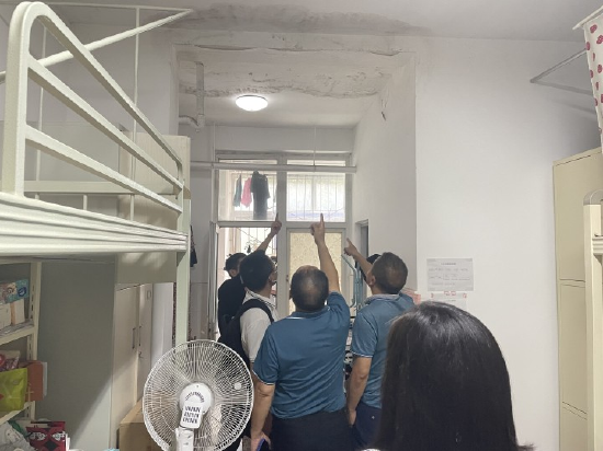 学生寝室现场实地勘察空调内外机安装位置