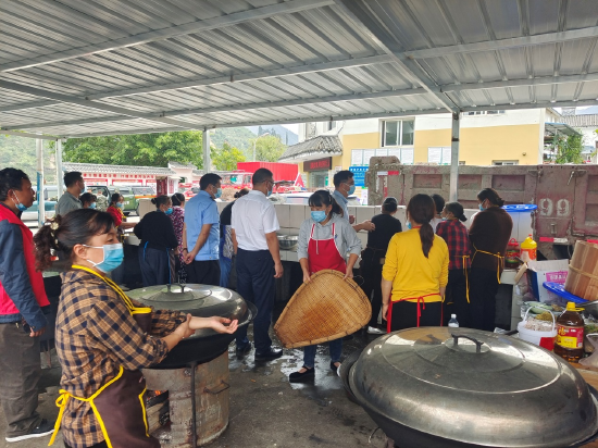 ▲雅安市市场监管局局长王亚文在石棉县新民乡安置点指导集中供餐点食品安全工作，确保群众吃上安全卫生的热饭