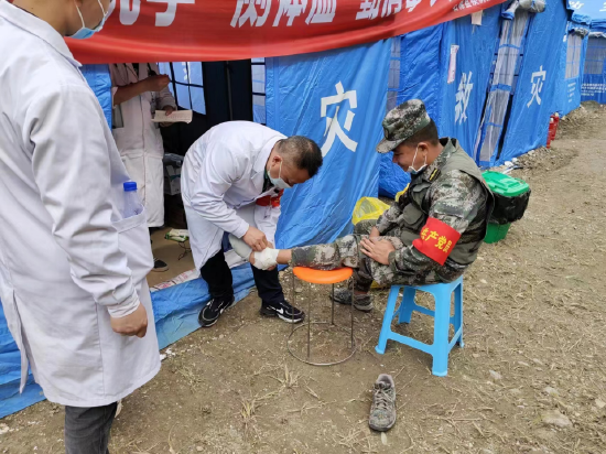 9月7日袁超腳踝受傷后在接受簡易包扎