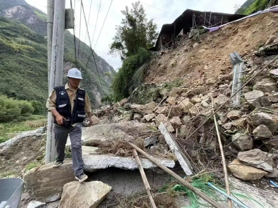 余福軍同志在一線開展震后地災隱患應急排查圖