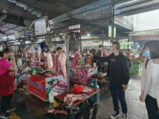 市局副局长李彦平带队督导两区农贸市场、商超保供稳价、疫情防控工作措施落实情况